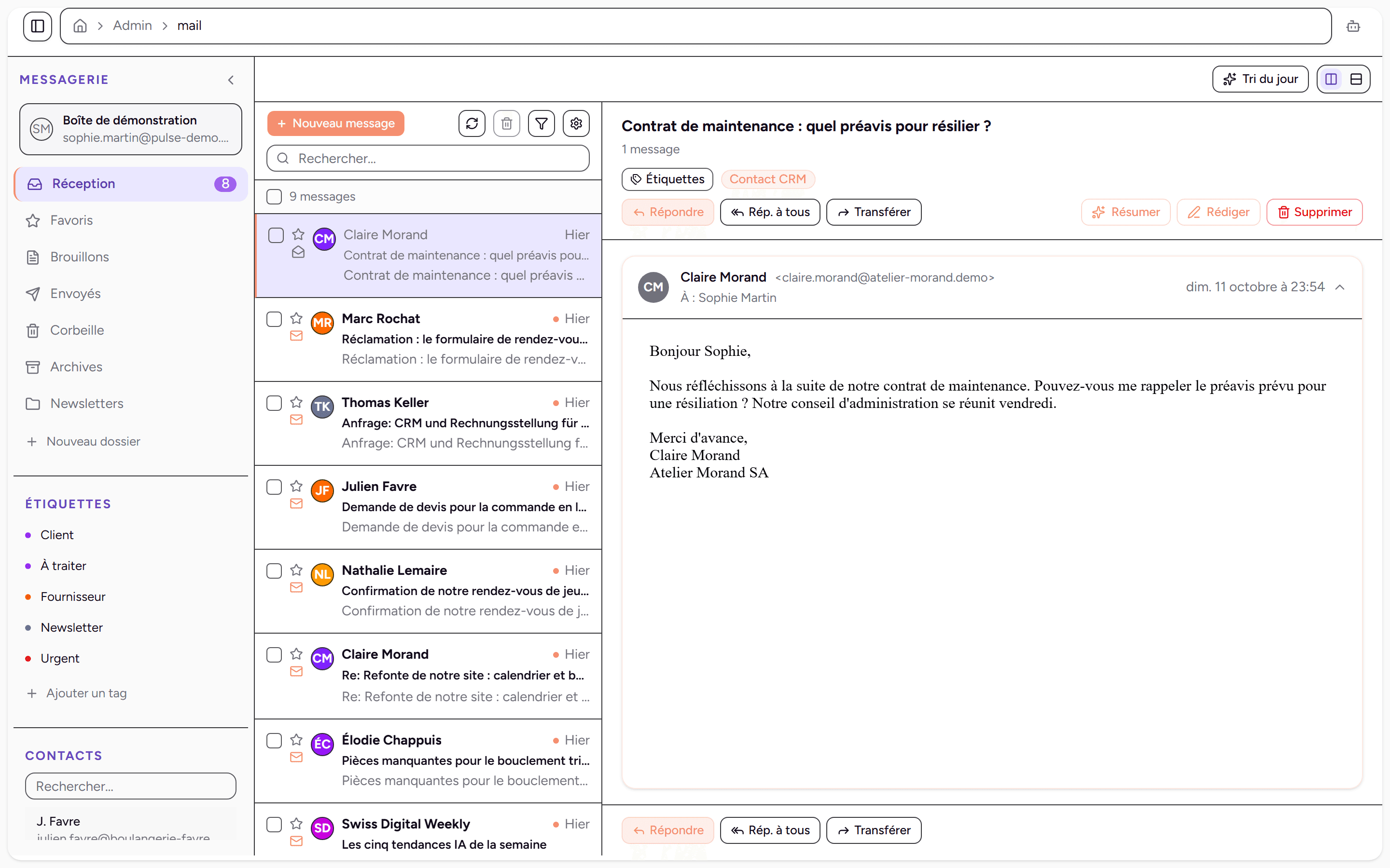 Boîte de réception du webmail avec un message ouvert, rattaché au contact du CRM